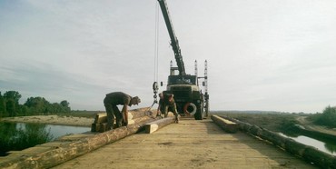 Військові ЗСУ будують міст через річку Горинь на Рівненщині